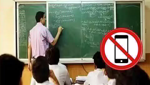 नाशिक : शाळांमध्ये शिक्षकांना आता मोबाईल बंदी, फक्त मुख्याध्यापकांचाच मोबाईल सुरू राहणार