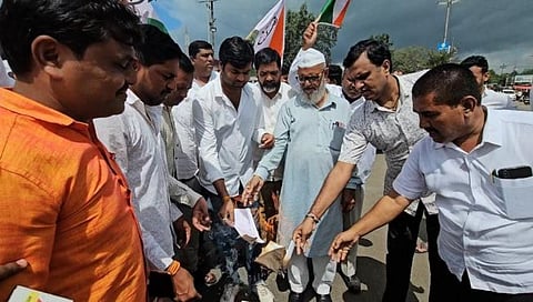 नाशिक : येवल्यात शरद पवार गटाकडून शासकीय आदेशाची होळी