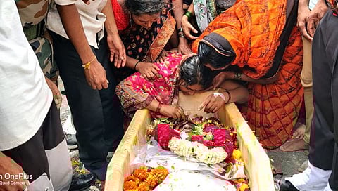 नाशिक : साश्रूनयनांनी जवान विकी चव्हाण यांना अखेरचा निरोप