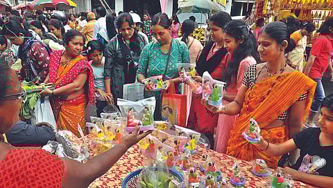 नाशिक : हरतालिका पूजनासाठी महिलांची लगबग