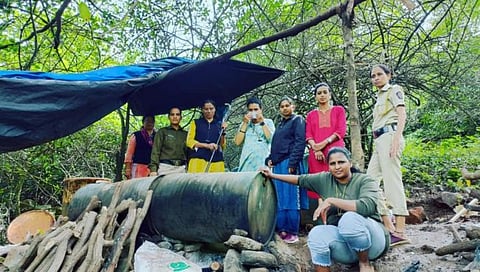 नाशिक : महिला पोलिसांनी थेट जंगलात जाऊन गावठी हातभट्ट्या केल्या उद्ध्वस्त