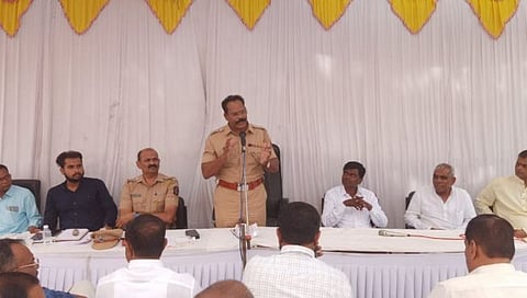 पिंपळनेर पोलीस ठाण्यात शांतता समितीची बैठक