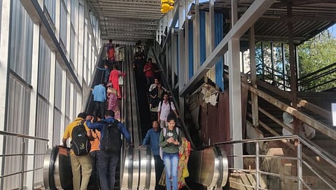 रायगड : दिवा रेल्वे स्थानकावर दुहेरी डिस्चार्ज एस्केलेटर सुरू