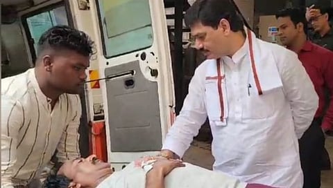 परळीतील सहकाऱ्यांचा मुंबईत अपघात: कॅबिनेट बैठक सोडून धनंजय मुंडे पोहोचले रुग्णालयात
