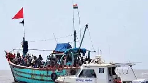 Fisherman : मालवणसह सिंधुदुर्गच्या समुद्रात बेकायदेशीर मासेमारी; मत्स्य व्यवसाय विभागाकडून गस्ती नौका तैनात