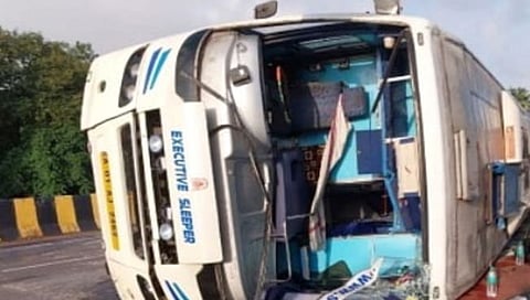 गोवा : आगशी येथे बस उलटल्याने दहा प्रवासी जखमी