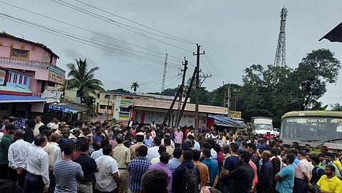 गोवा: कणकुंबी येथे रस्ता दुरुस्तीसाठी रास्ता रोको; साखळी- बेळगाव वाहतूक ठप्प