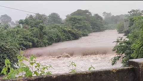 देव नदीला पूर