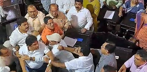 कोलकाता महानगरपालिकेत आज (दि.१६) सत्ताधारी तृणमूल काँग्रेस आणि भाजप नगरसेवक आमने-सामने आले.