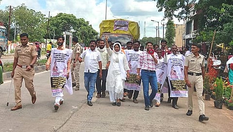 बीड : करुणा मुंडे, गजानन बोळंगे यांची पदयात्रा केजमध्ये; दुष्काळमुक्तीसाठी मराठवाडा नदीजोड प्रकल्पाची मागणी