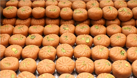 Janmashtami Special Recipe : घरच्या घरी बनवा मथुरेचा पेढा