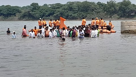 मुख्यमंत्री-उपमुख्यमंत्री-गृहमंत्री अंतरवलीच्या महिलांची माफी मागा; ‘या’ गावातील मराठा समाजाचे जलसमाधी आंदोलन