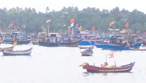 वातावरण निवळले… खोल समुद्रातील मासेमारीला वेग; देवगड बंदर गजबजले