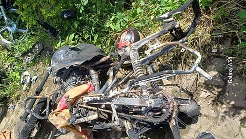 अपघातात जळून खाक झालेली दुचाकी.