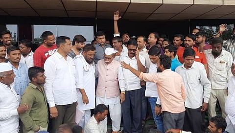 नाशिक : पिंपळगावला शेतकऱ्यांनी रोखले लिलाव