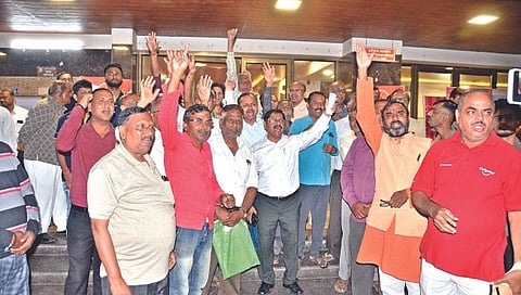 नाशिकमध्ये हिंदी-मराठी वाद पेटला, प्रेक्षकांनी कवी कुमार विश्वास यांचा कार्यक्रम बंद पाडला