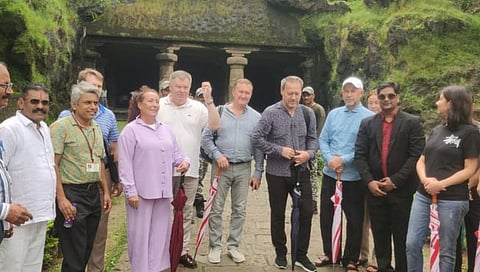 मुंबई : रशियन शिष्टमंडळाची एलिफंटा लेण्यांना भेट