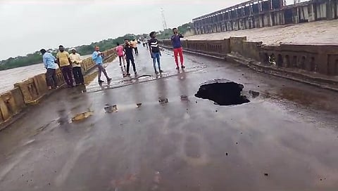 धुळे : तापी नदीच्या पुलावरील रस्त्याला भगदाड; वाहतुक बंद केल्याने मोठी दुर्घटना टळली