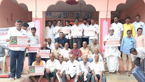 सांगली : मराठा आरक्षणासाठी वडवळ येथे सरकारच्या निषेधार्थ साखळी उपोषण; सामुदायिक मुंडण व रक्तदान शिबिर