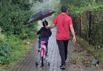 Pune News : लेकीच्या सायकल राईडसाठी पोलिस बाप भिजतोय पावसात