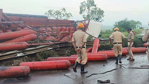 Belgaum News : निपाणीजवळ तवंदी घाटात ऑक्सिजन गॅस सिलिंडरचा ट्रक पलटी; चालक ठार