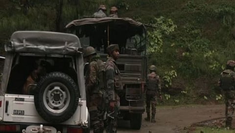 जम्मू-काश्मीरमध्ये चकमकीत एक दहशतवादी ठार, जवानही शहीद