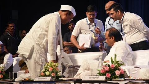 Marathwada Cabinet Meeting : कार्यक्रमाच्या व्यासपीठावरच सत्तारांची फाईलवर सही घेण्याची घाई; उपमुख्यमंत्री पवारांनी दिला नकार