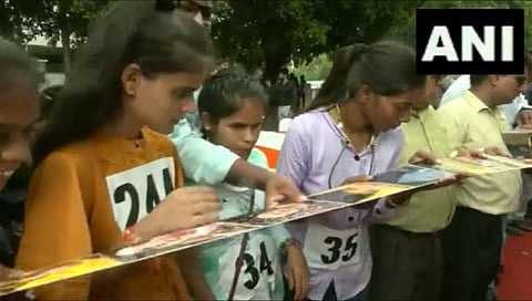 PM Modi Birthday : पंतप्रधान नरेंद्र मोदी यांच्या वाढदिवसानिमित्त दिव्यांगांनी १.२५ किमी लांब वाढदिवस कार्ड केले तयार