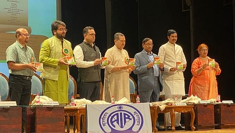 पंतप्रधान मोदी लिखित वंदे मातरम कवितेच्या सीडीचे प्रकाशन