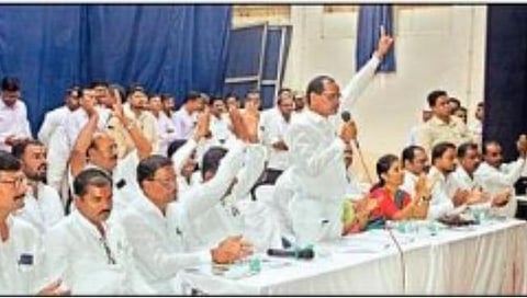 शिक्षक बँकेच्या सभेत अंडीफेक; सांगलीतील प्रकार