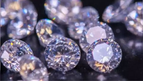 Gujarat News : उत्साहाने हिरे गोळा केले; पण नशीबच रुसले