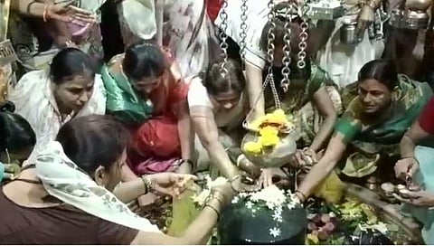 बीड : तिसर्या श्रावणी सोमवारनिमित्त वैजनाथाच्या दर्शनाला अलोट गर्दी