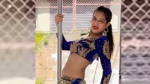 मुंबई : धावत्या लोकलमध्ये बेली डान्स परफॉर्मन्स