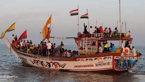 मासेमारीसाठी गेलेली बोट मढ कोळीवाड्याच्या पश्चिम समुद्रात बुडाली, ७ जणांना वाचवले