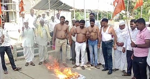 Pune Maratha Andolan : कानगावमध्ये कपडे जाळत मराठा कार्यकर्त्यांचे आंदोलन