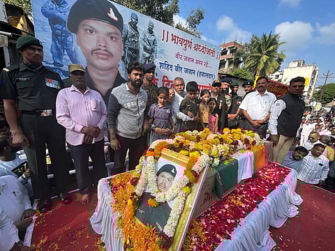 शहीद जवान दिलीप ओझरकर यांच्या पार्थिवावर शासकीय इतमामात अंत्यसंस्कार