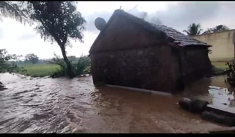 Pune news : जोरदार पावसाने बबडी वस्तीतील घरात शिरले पाणी