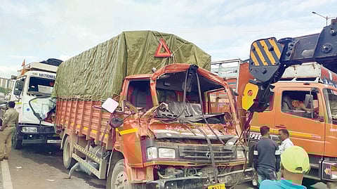 Pune Accident : पुण्यातील नवले पूल चौकात विचित्र अपघात; तीन ट्रक एकमेकांवर आदळली