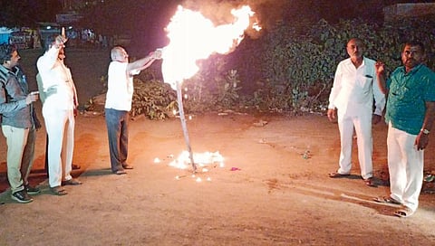 पाथर्डीत आडसूळ यांचा प्रतिकात्मक पुतळा जाळला; एसटी कष्टकरी जनसंघाचे आंदोलन