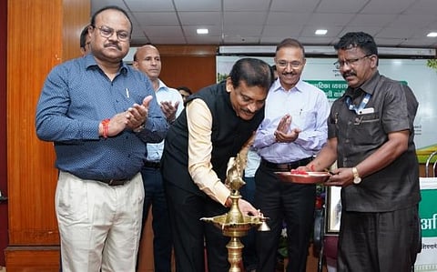 रोपवाटिकांच्या व्यवस्थापन कार्यशाळेचे दीपप्रज्वलनाने उद्घाटन करताना कृषी आयुक्त सुनील चव्हाण. समवेत डॉ. कैलास मोते, अशोक किरनल्ली व मान्यवर.