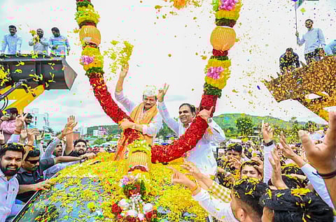 कापूरहोळ (ता. भोर) येथे उपमुख्यमंत्री अजित पवार यांचे जंगी स्वागत करण्यात आले यावेळी विक्रम खुटवड व कार्यकर्ते ( छाया : माणिक पवार )