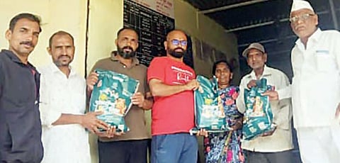 ‘आनंदाचा शिधा’ घेण्यासाठी त्यांना करावी लागते 10 किलोमीटरची पायपीट