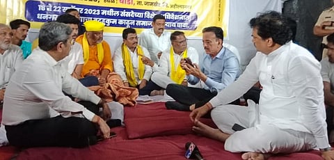 राज्याचे ग्रामविकासमंत्री गिरीश महाजण व आ. राम शिंदे, आ. रत्नाकर गुट्टे आदींनी आंदोलकांशी चर्चा करताना (छाया: दीपक देवमाने)