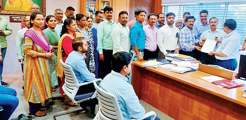 अहमदनगर : मारहाण करणार्यांना अटक करा; अन्यथा कामबंद