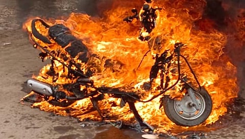 धाराशीव: बेंबळी येथे मराठा आरक्षणासाठी तरुणाने पेटवली स्वत:ची दुचाकी