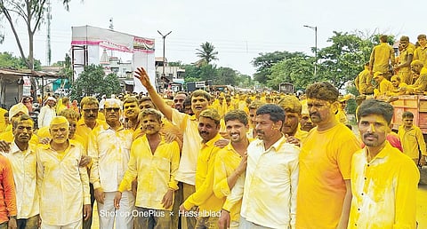 कर्जत : सुमारे पाच टन भंडार्याची उधळण
