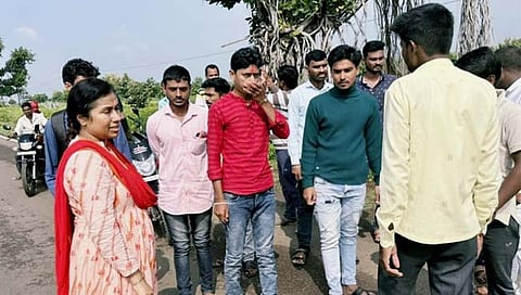 Meghna Bordikar: अकोलीजवळ डुकराच्या धडकेतील जखमीच्या मदतीला आ. मेघना बोर्डीकर धावल्या