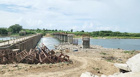 दहिटणेतील पुलाचे काम रखडले ; तीन वर्षांपासून अर्धवट असलेले बांधकाम पूर्ण करण्याची मागणी