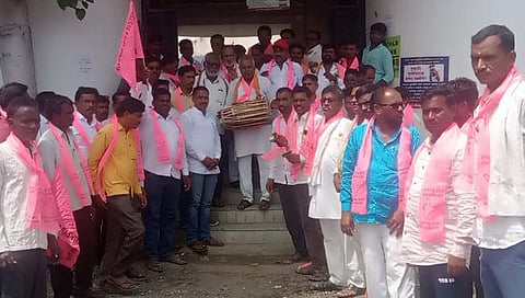 Parbhani News: मानवत येथे सिंचन विहिरींच्या थकीत बिलासाठी ‘बीआरएस’चे भजन आंदोलन