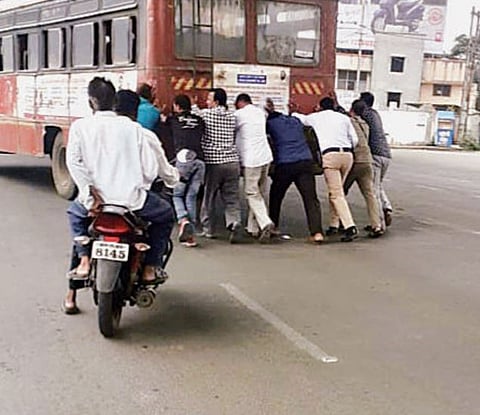 बसचा प्रवास झाला धोकादायक ; टायर पंक्चर, बिघाडामुळे रात्री-अपरात्री बस पडताहेत बंद